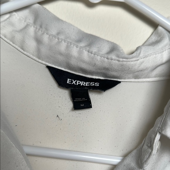 Elegant White Button-Up Blouse - Picture 2 of 4